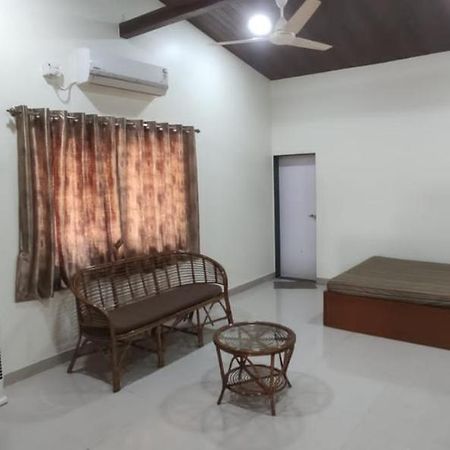 Вилла Vasant Lata Farm House Barashiv Экстерьер фото