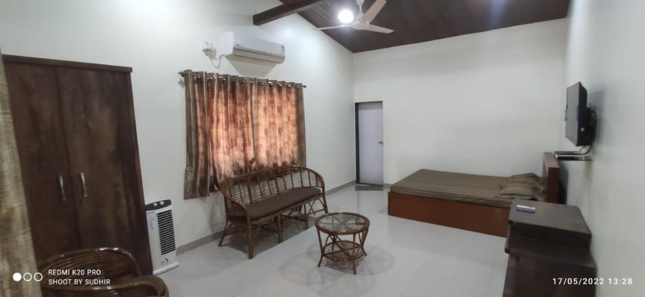 Вилла Vasant Lata Farm House Barashiv Экстерьер фото